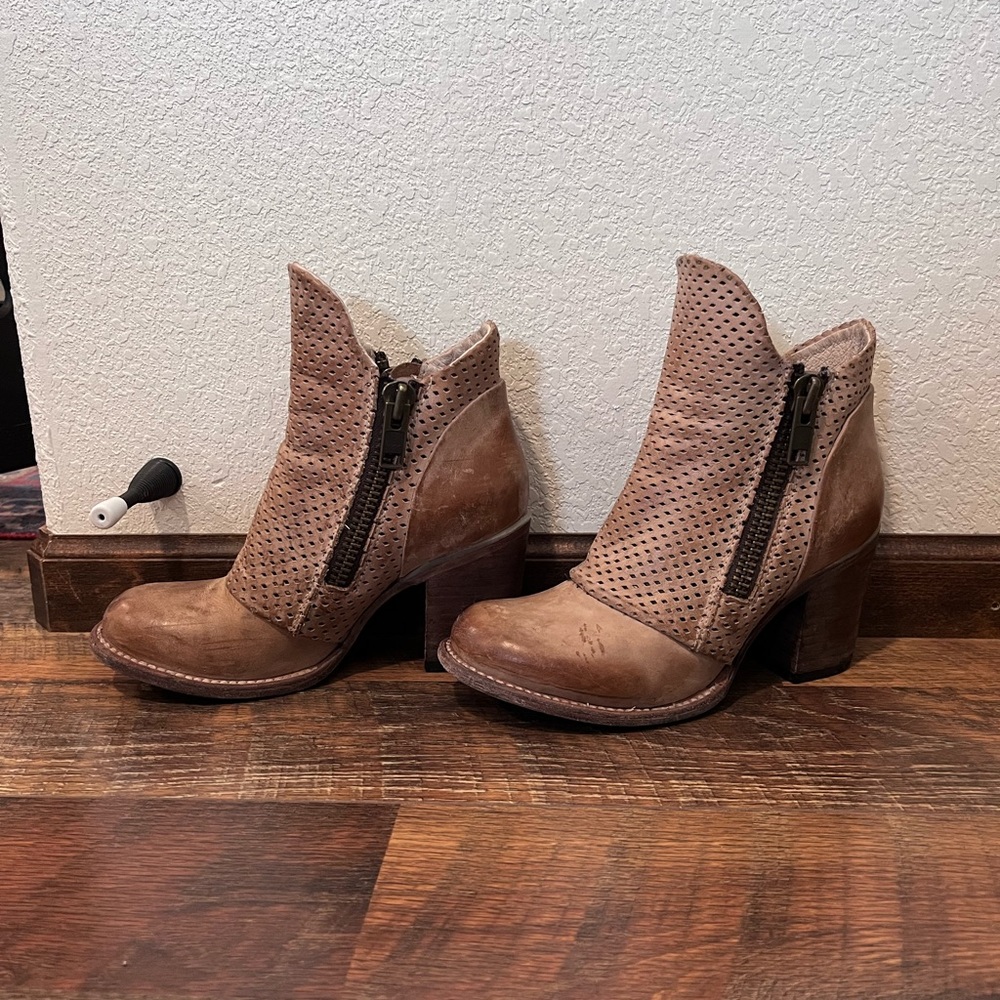 Wms 6| Freebird “Bowie” Ankle Boots